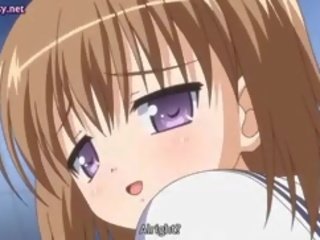 Nastolatka anime figlarka z okrągły cycki dostaje pijany