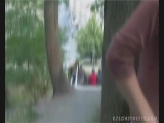 Tjeckiska husmor sugande manhood på den gata för pengar