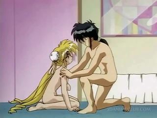 Anime blondīne stunner noķerti kails uz gulta