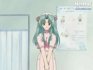 Enchanting hentai sjuksköterska decides till hjälpa henne specialist och försök till